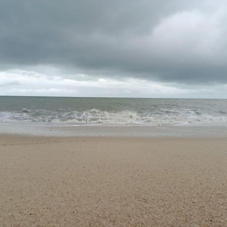 Апартаменти By The Sea Бату-Феррінгі Екстер'єр фото
